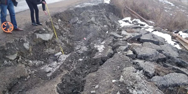 Drum distrus de aluncări de teren FOTO Consiliul Judeţean Iaşi