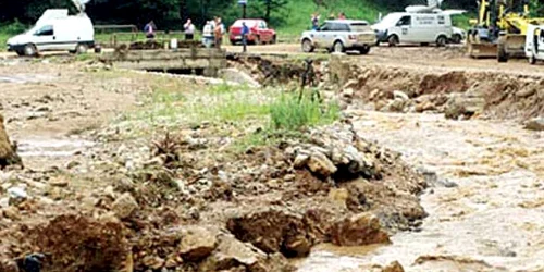 Viiturile au distrus mai multe drumuri comunale  