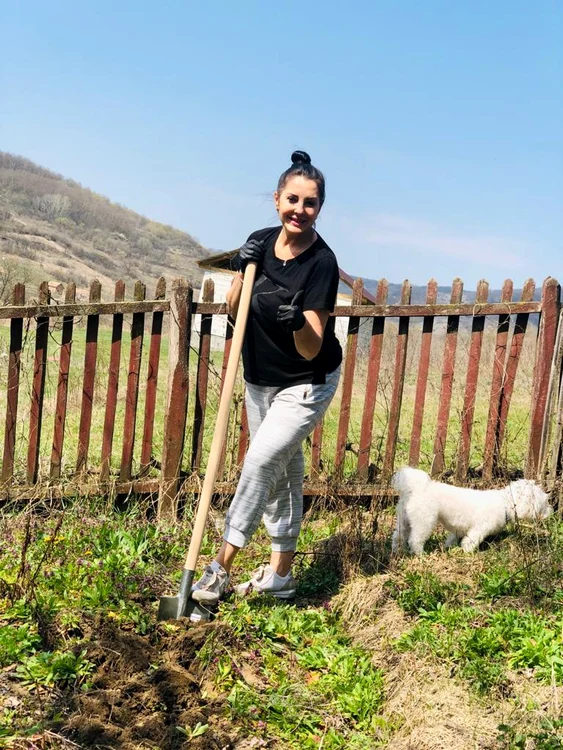 A săpat  grădina cu flori 
