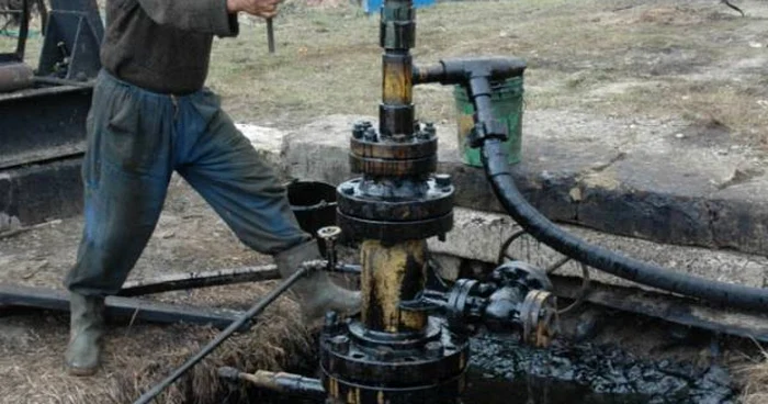 Reprezentanţii Prospecţiuni SA fac cercetări la cererea celor de la  Brent Oil FOTO:glasul.ro