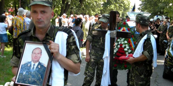Zeci de militari şi colegi aviatori l-au însoţit pe comandorul Lazăr pe ultimul drum 