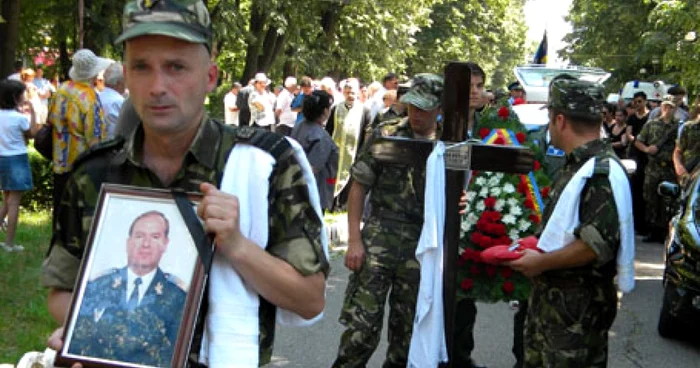 Zeci de militari şi colegi aviatori l-au însoţit pe comandorul Lazăr pe ultimul drum