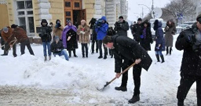 Dorin Chirtoacă şi colegii săi au lucrat pe ninsoare