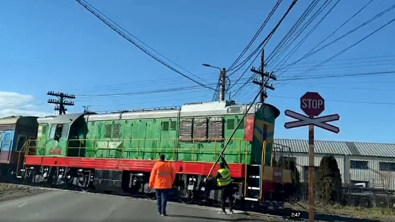 A fost nevoie ca firele să fie ridicate cu o prăjină pentru a putea trece trenul  FOTO captură video