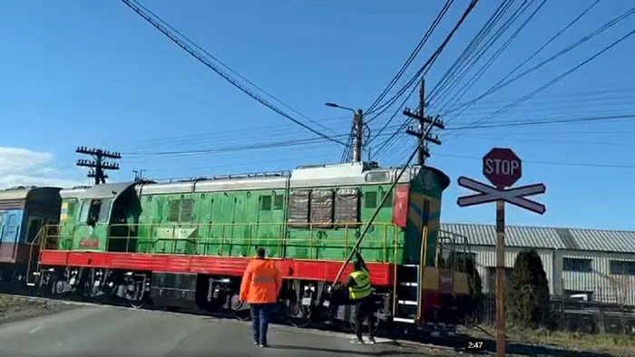 A fost nevoie ca firele să fie ridicate cu o prăjină pentru a putea trece trenul FOTO captură video