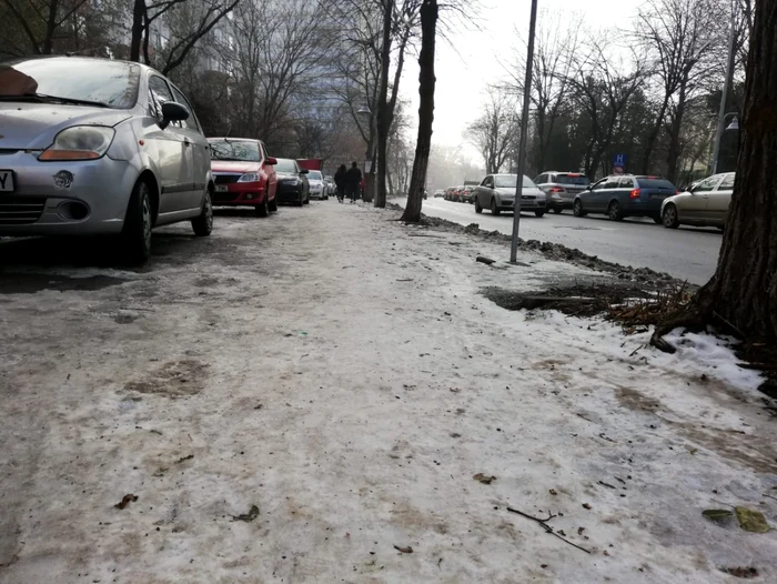 Trotuare acoperite cu gheata si zapada in Constanta FOTO Calin Gavrilas