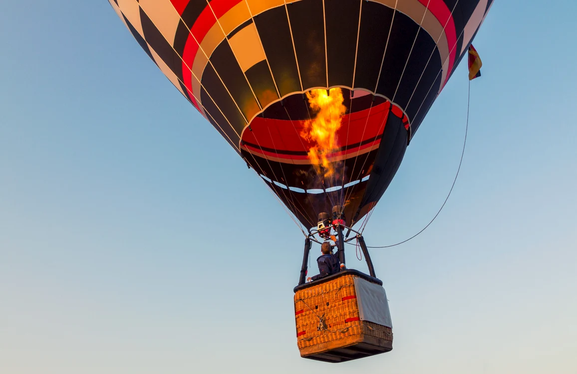 
    Se pare că vântul a împins balonul cu aer cald spre liniile de înaltă tensiunefoto: Shutterstock  