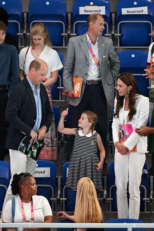 Prințesa Charlotte i a însoțit pe Kate și William (10) jpg