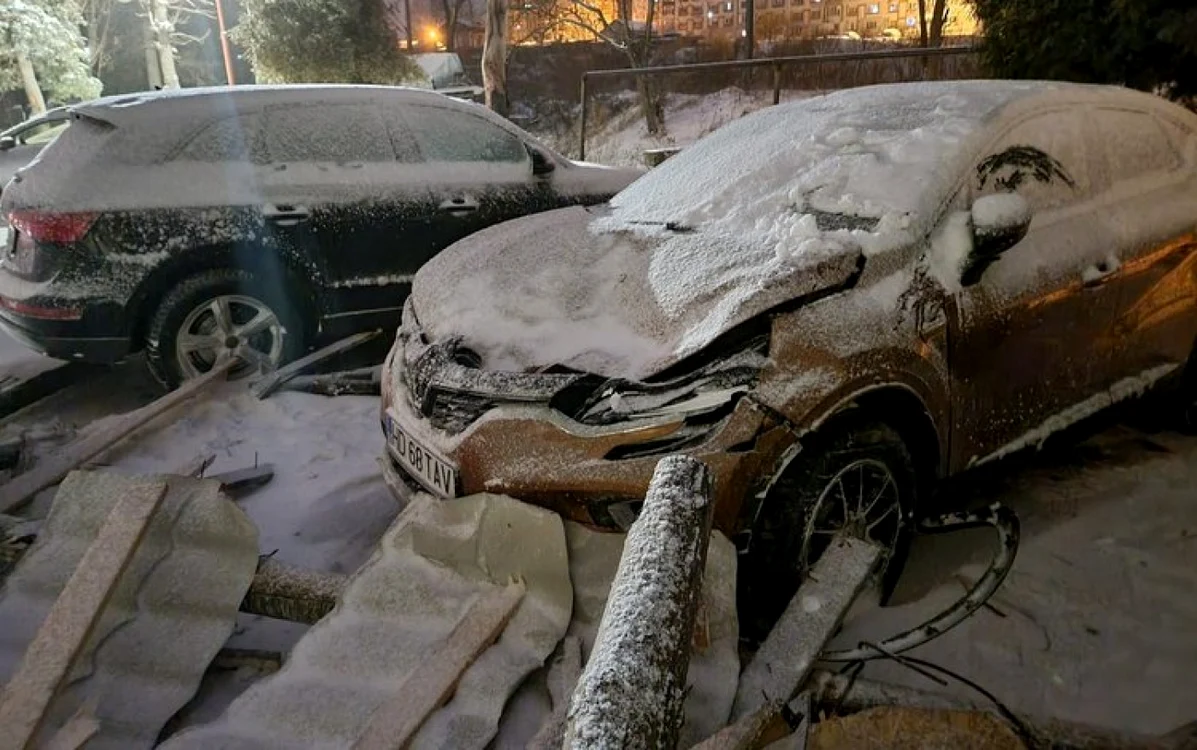 O maşină avariată de bucăţile desprinse din acoperiş, în Lupeni. Foto: Primăria Lupeni