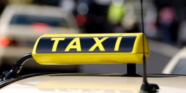 Taximetrist agresat de o femeie care consumase băuturi alcoolice 
