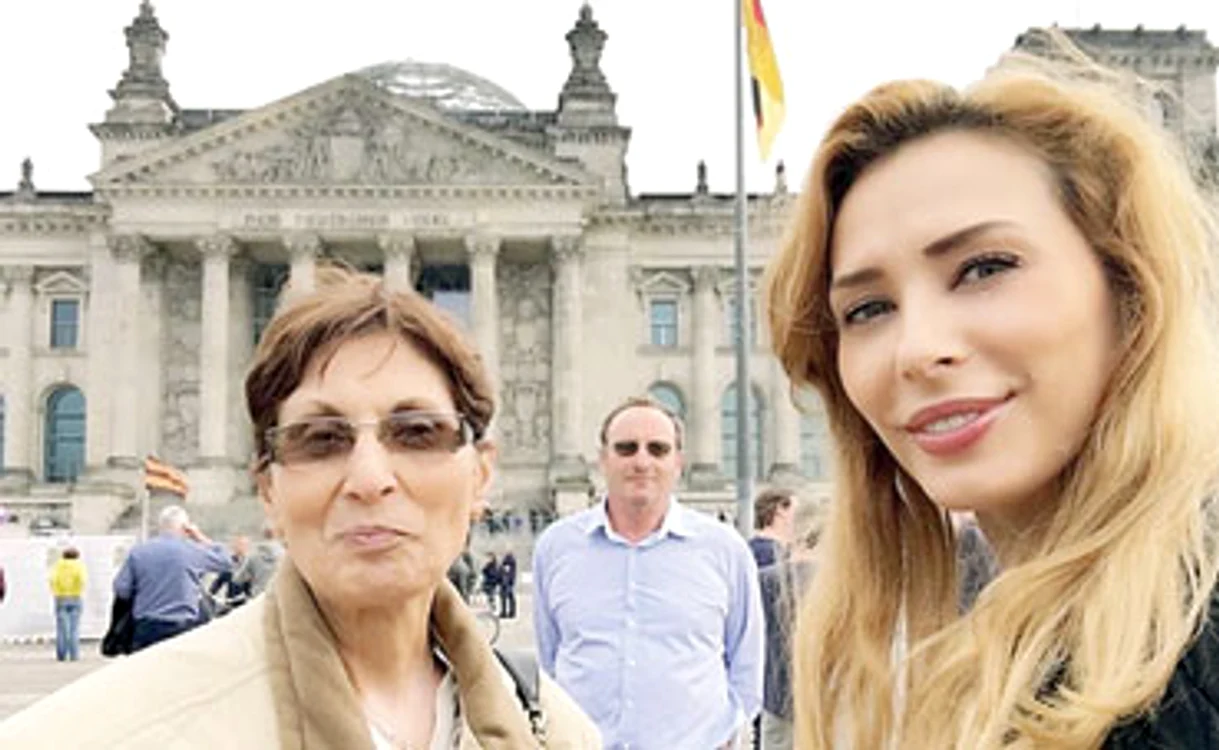 
    Iulia Vântur, alături de cele mai dragi fiinţe din viaţa ei, mama şi tata  