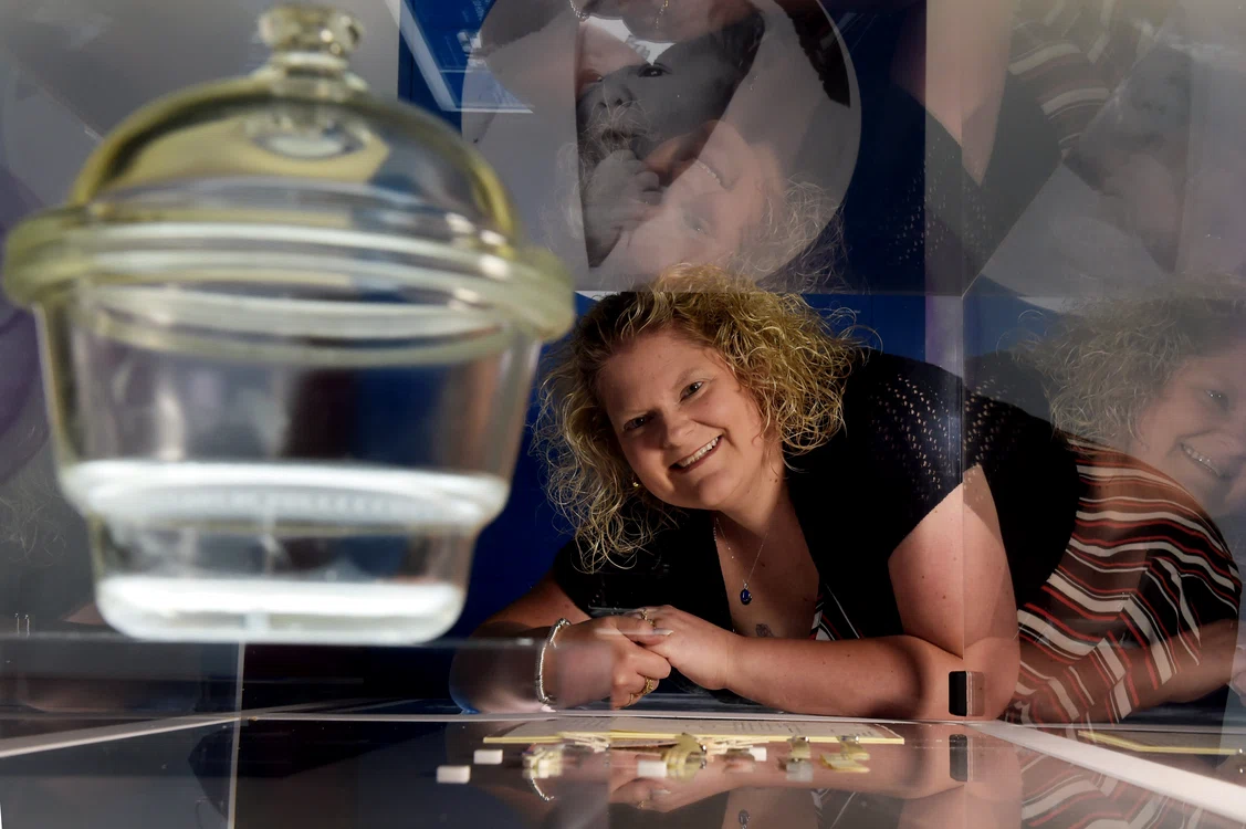 
    Louise Brown, primul copil născut prin fertilizare in vitro acum 41 de ani, privește spre recipientul original folosit pentru conceperea eiFoto: Profimedia  