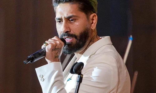 Connect-R este primul artist de la noi care le oferă fanilor săi ocazia de a se parteneria cu el
