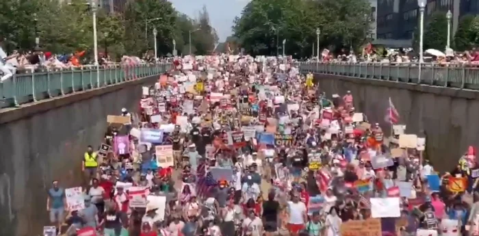 VIDEO Mii de oameni au mărșăluit la Washington împotriva deciziei lui Trump de a trimite trupe federale