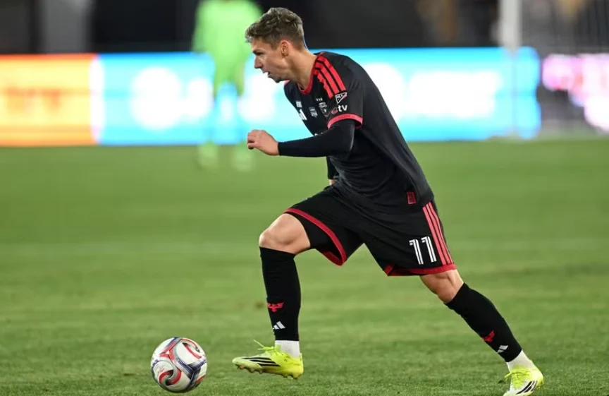 Louis Munteanu, evoluție notabilă pe același teren cu Messi. Aproape să înscrie un gol senzațional în duelul direct cu argentinianul