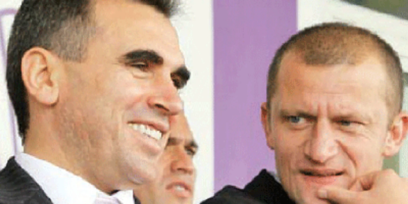 Penescu (stânga) are pe cap şi procesul cu Dorinel Munteanu