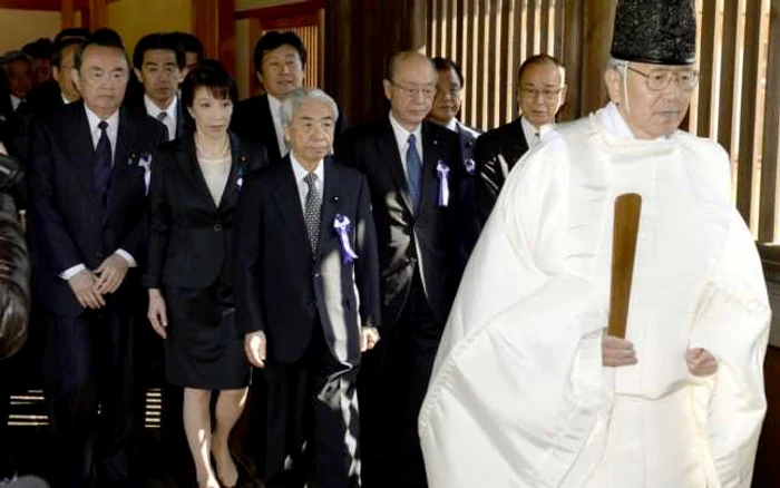 Parlamentarii japonezi au vizitat sanctuarul Yasukuni FOTO Reuters