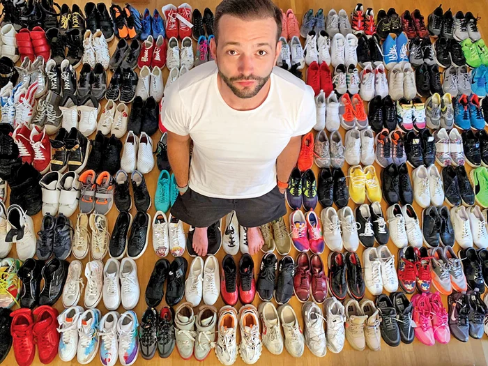 El ne-a arătat  colecţia impresionată  de încălţăminte sport 