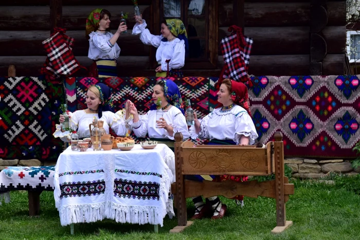 Ritualul vechi de botez, reînviat de o interpretă de muzică populară FOTOGRAFII ARHIVĂ PERSONALĂ OANA FONT