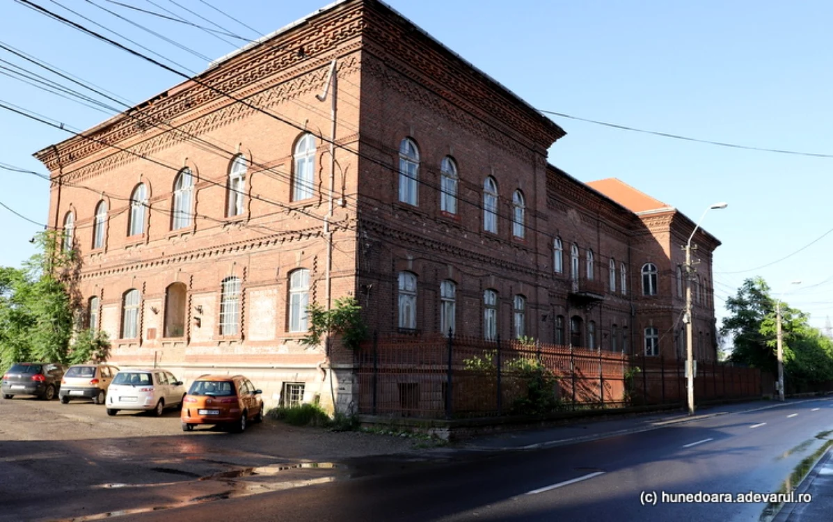 cladirea uzinelor de fier hunedoara foto daniel guta adevarul