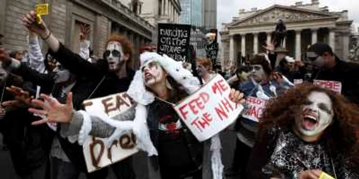 Protestatari londonezi în apropiere de Westminster