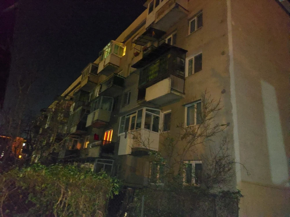 Blocul din Râmnicu Vâlcea de unde un bărbat s-a aruncat în gol cu un copil în braţe de la etajul patru Foto gazetavalceana ro