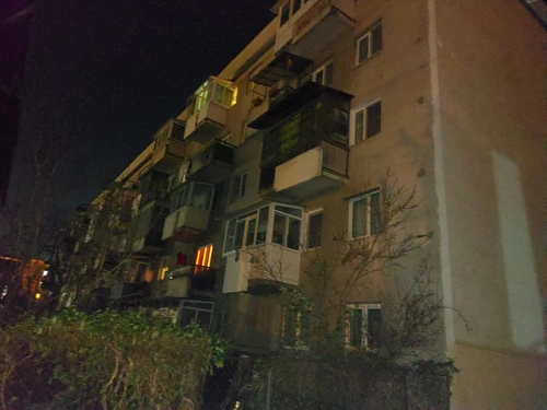 Blocul din Râmnicu Vâlcea de unde un bărbat s-a aruncat în gol cu un copil în braţe de la etajul patru Foto gazetavalceana ro