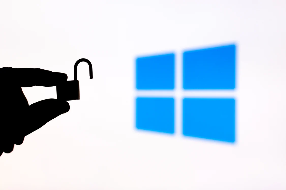 foto logo microsoft și lacăt deschis
