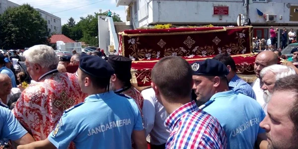 Mii de credincioşi au încercat să treacă pe sub racla cu moaştele Sf. Ioan cel Nou de la Suceava. FOTO