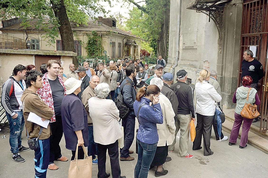 Zeci de bucureşteni au luat cu asalt Casa de Sănătate ca să intre în posesia cardurilor