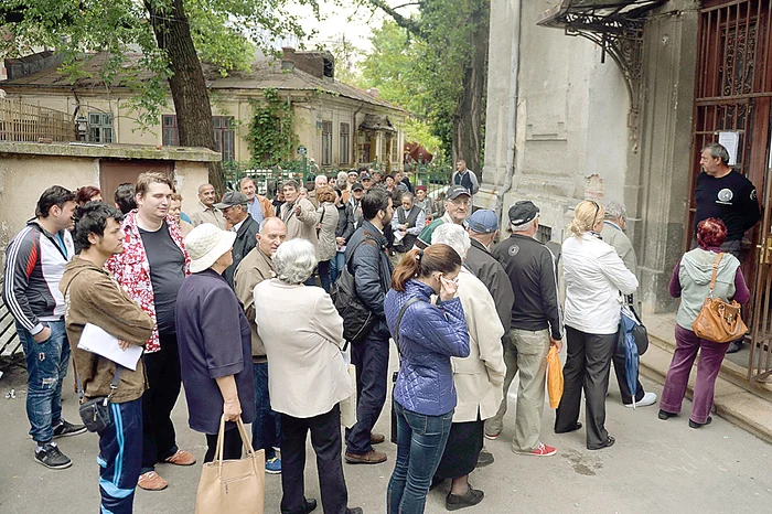 Zeci de bucureşteni au luat cu asalt Casa de Sănătate ca să intre în posesia cardurilor