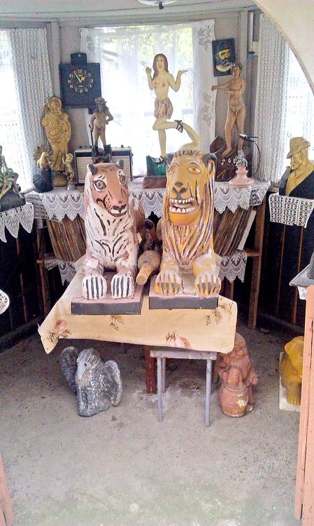 Atelierul bărbatului este plin cu fel de fel de sculpturi