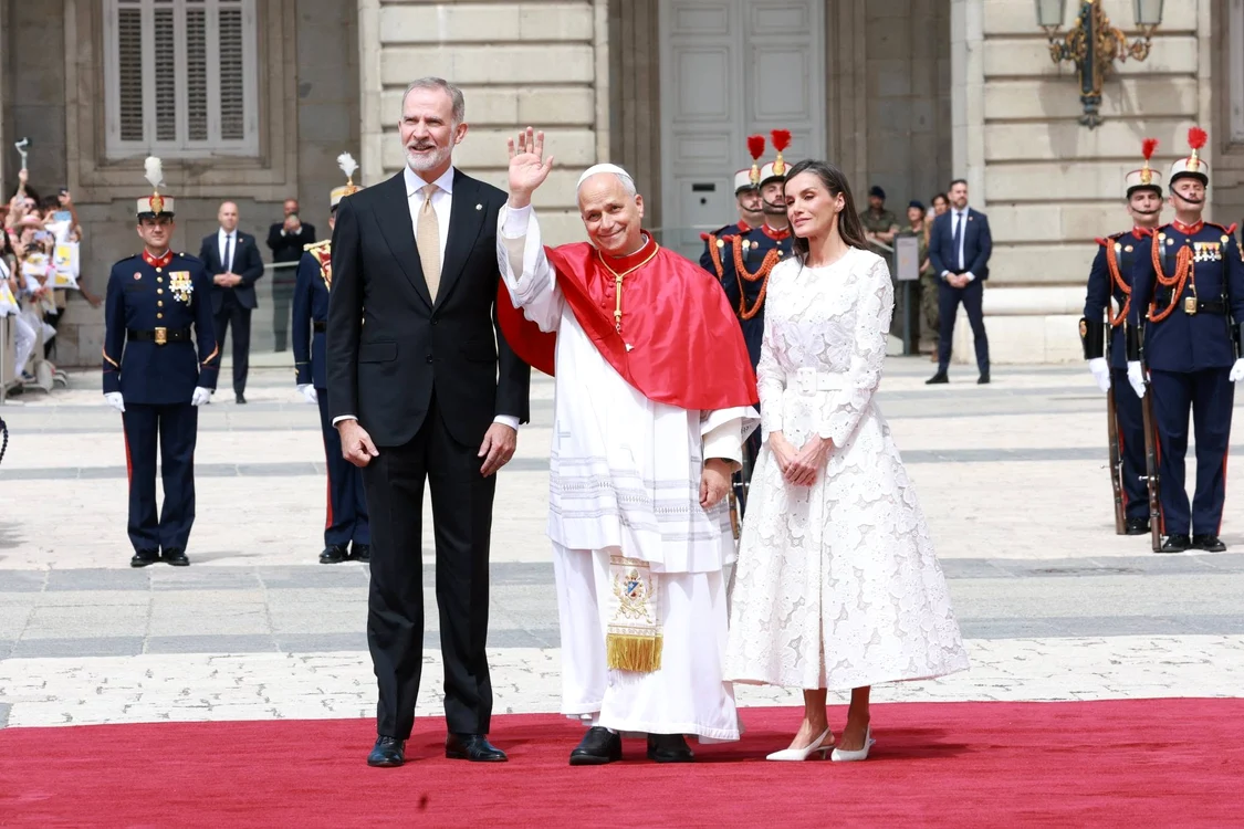 Regina Letizia, Regele Felipe și fiicele lor, Prințesa Leonor și Infanta Sofia la întâlnirea cu Papa Leon   FOTO FOTO Casa Regală spaniolă (23) jpg