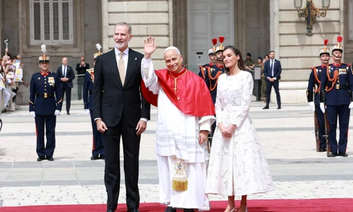 Regina Letizia, Regele Felipe și fiicele lor, Prințesa Leonor și Infanta Sofia la întâlnirea cu Papa Leon   FOTO FOTO Casa Regală spaniolă (23) jpg