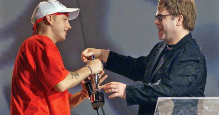 Elton John (dreapta) şi Eminem s-au cunoscut în 2001 la premiile Grammy