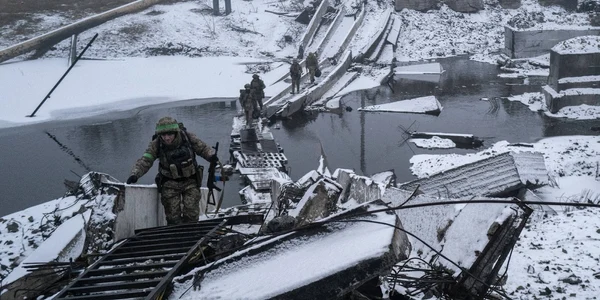 Soldați ucraineni se întorc de pe linia frontului în Bahmut FOTO Profimedia