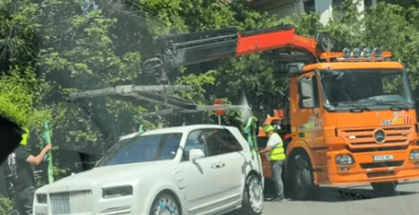 Rolls-Royce de 700.000 euro, ridicat cu platforma/sursă foto: Social Media