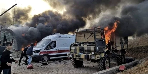 Baza militara turca din Dohuk incendiata de manifestanti FOTO Twitter @Rojava_News