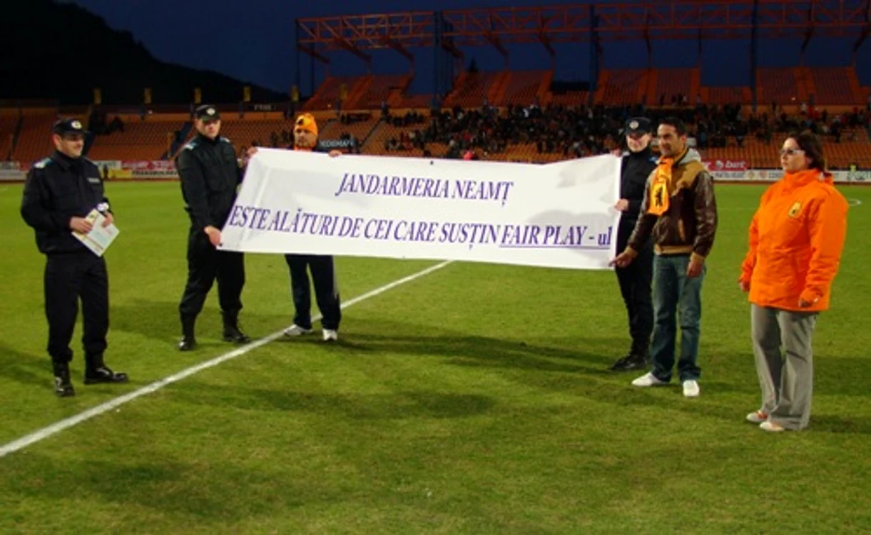 Jandarmii și suporterii au afișat bannerul în pauza meciului Ceahlăul-Petrolul