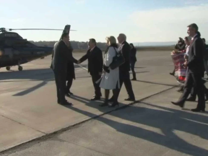 Victor Ponta, Crin Antonescu, Daniel Constantin şi Radu Stroe au fost întâmpinaţi la aeroport FOTO: Adevărul