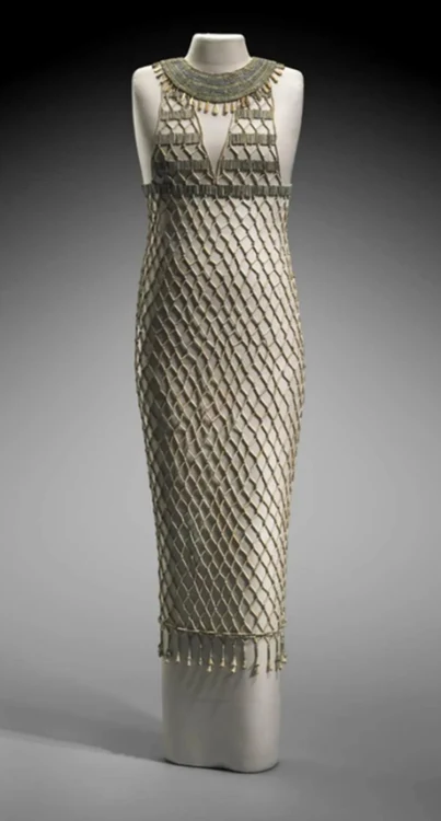 Rochie de 4.500 de ani, realizată din peste 7.000 de mărgele. Foto: Museum of Fine Arts, Boston