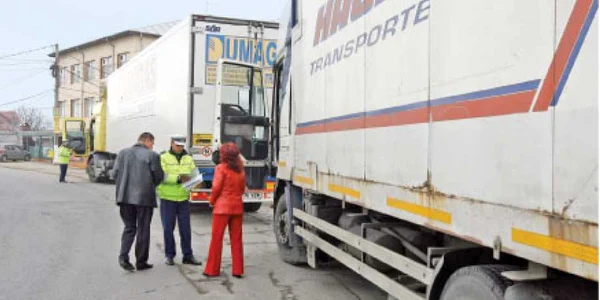 Poliţiştii au verificat ieri zeci de tiruri pline cu marfă  