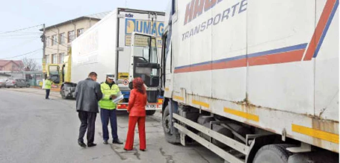 Poliţiştii au verificat ieri zeci de tiruri pline cu marfă