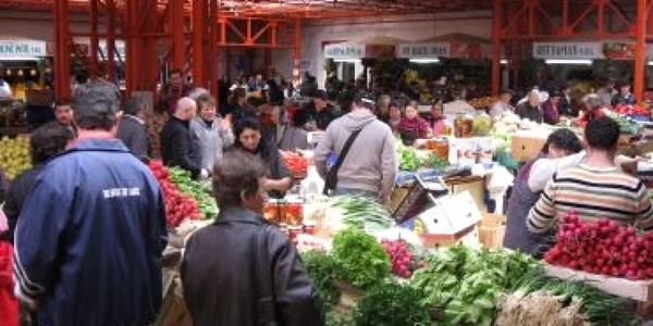 Piaţa Centrală a fost sub asaltul cumpărătorilor în Vinerea Mare
