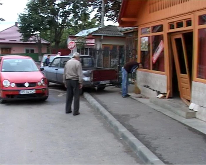 Intrarea barului a fost distrusă FOTO:adevarul