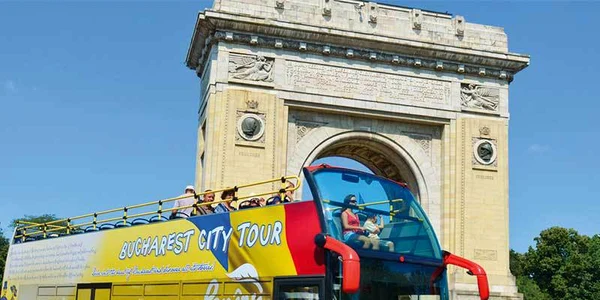 turisti straini cu autobuzul prin bucuresti 0 jpeg