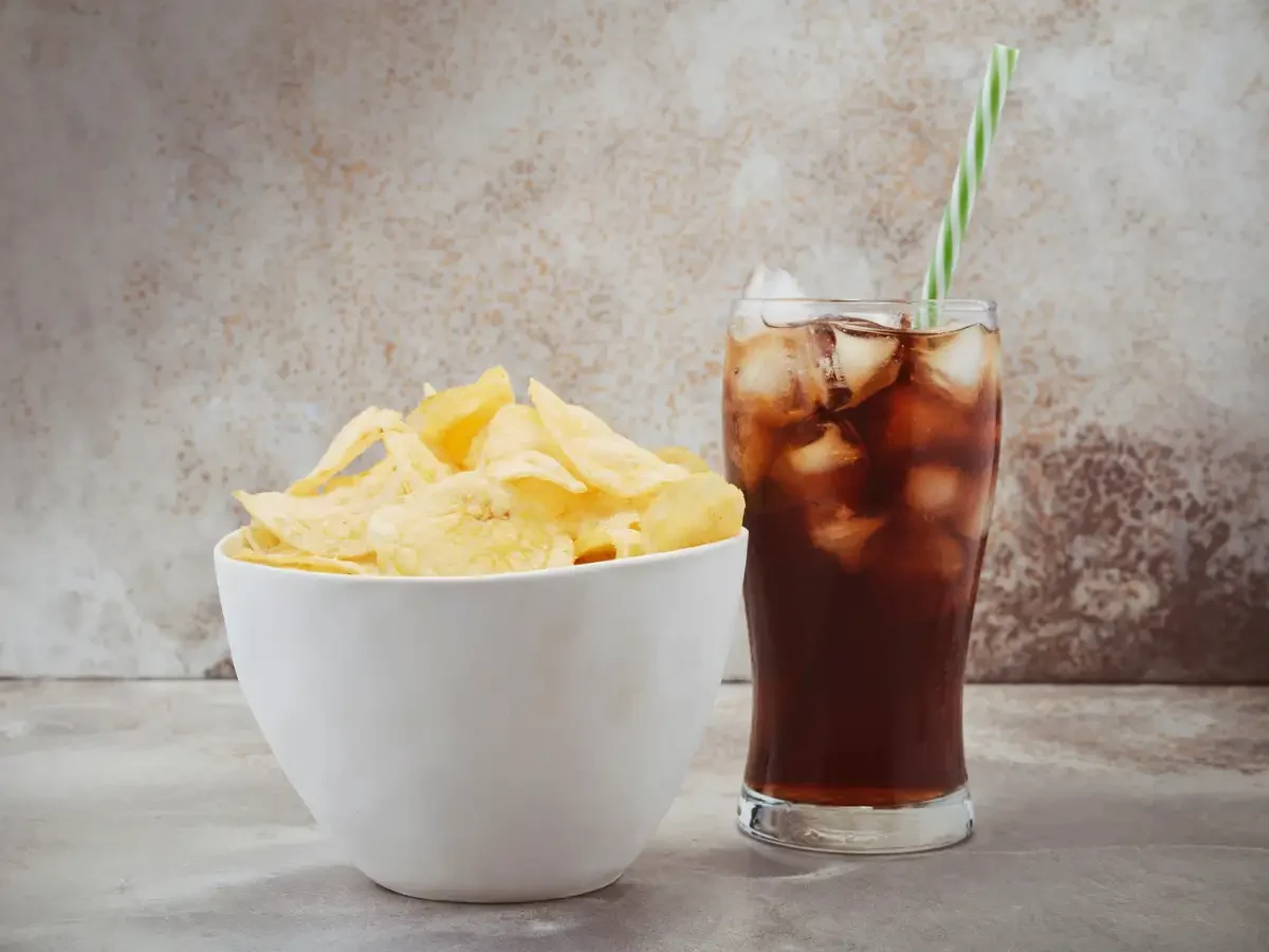 De ce sunt produsele ultraprocesate, ca țigările: „Industria premeditează acest lucru”