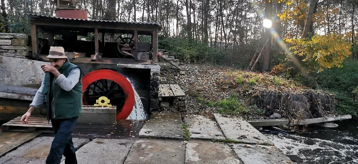 Becul consumă curentul pe care îl produce moara FOTO Angela Sabău