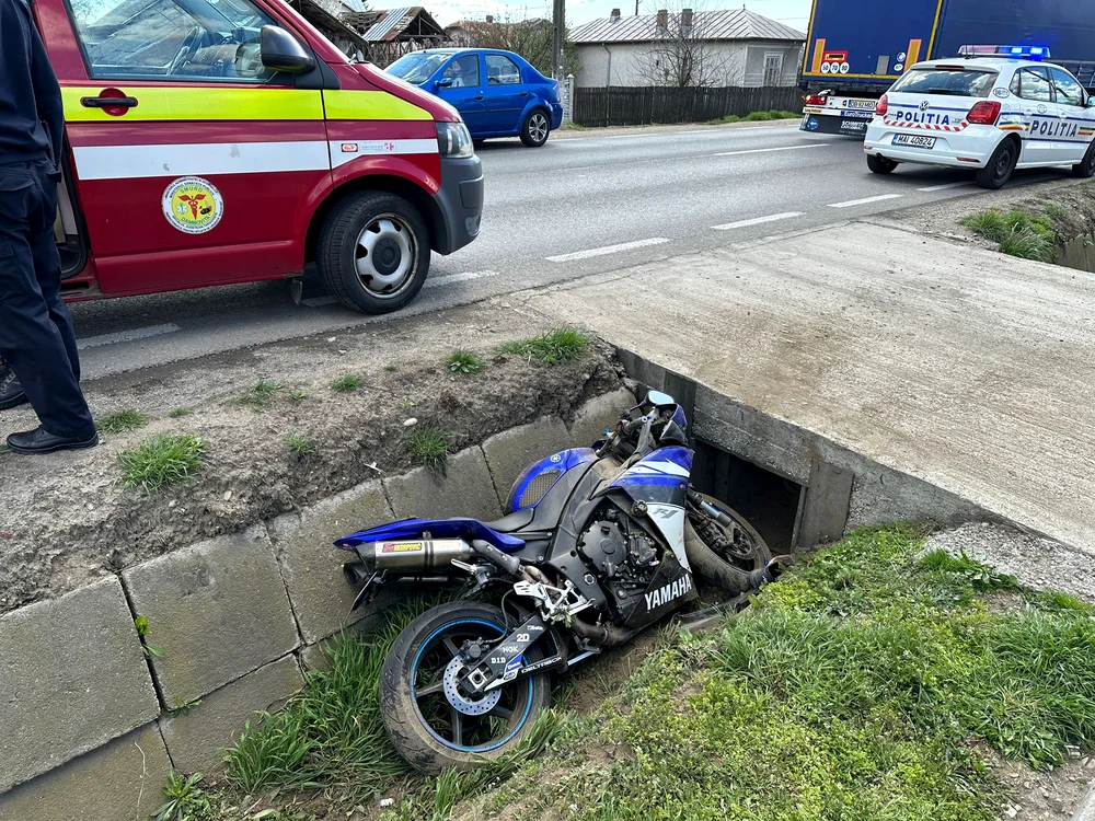 Motocicliștii au fost aruncați în șanț, dar au scăpat cu viață. FOTO C.S.