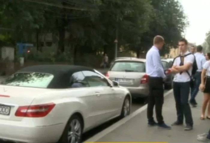 
    Elevii şi-au etalat maşinile de fiţe (Captură: ProTv)  